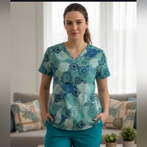 Butter Soft Green Blue White Floral V-Neck Short Sleeve Scrubs Top Small